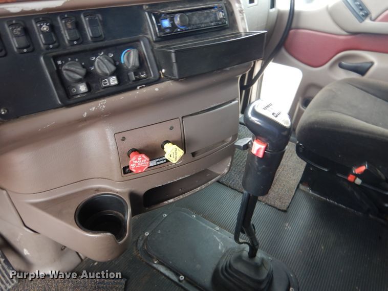 image for item DG5946 2007 Peterbilt 387 semi truck