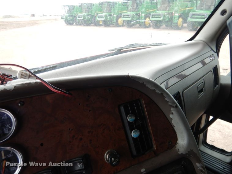 image for item DG5946 2007 Peterbilt 387 semi truck