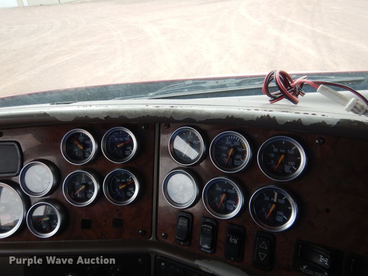 image for item DG5946 2007 Peterbilt 387 semi truck