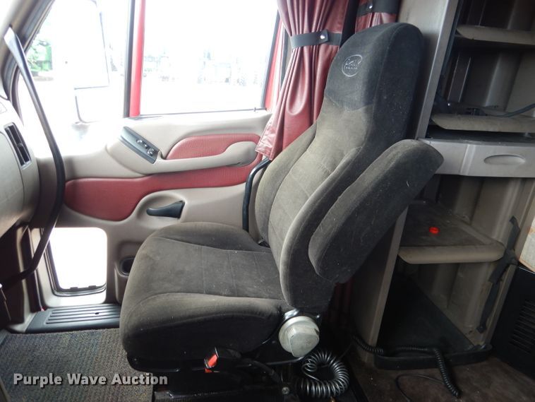 image for item DG5946 2007 Peterbilt 387 semi truck