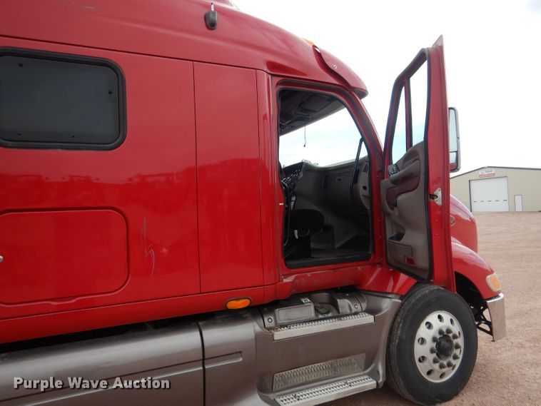 image for item DG5946 2007 Peterbilt 387 semi truck