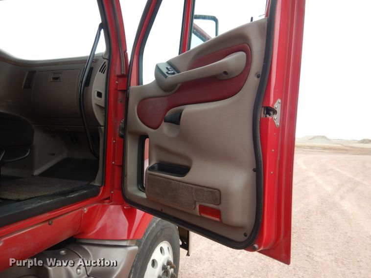 image for item DG5946 2007 Peterbilt 387 semi truck