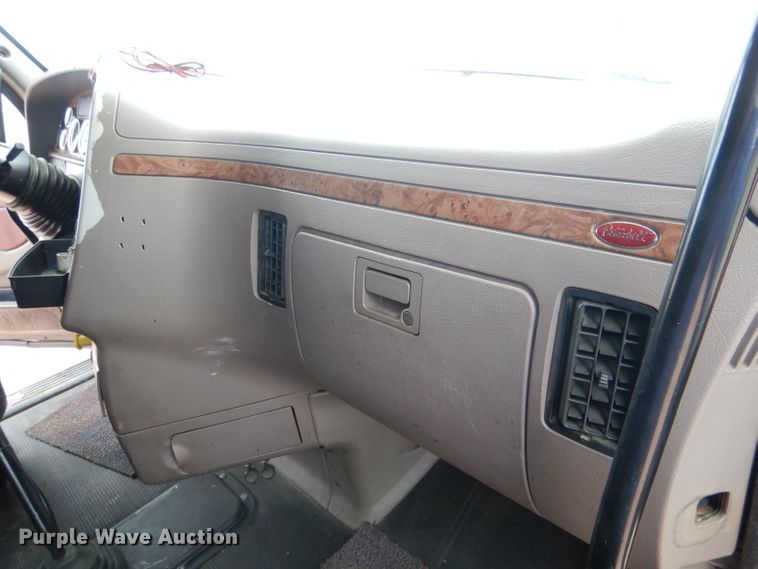 image for item DG5946 2007 Peterbilt 387 semi truck