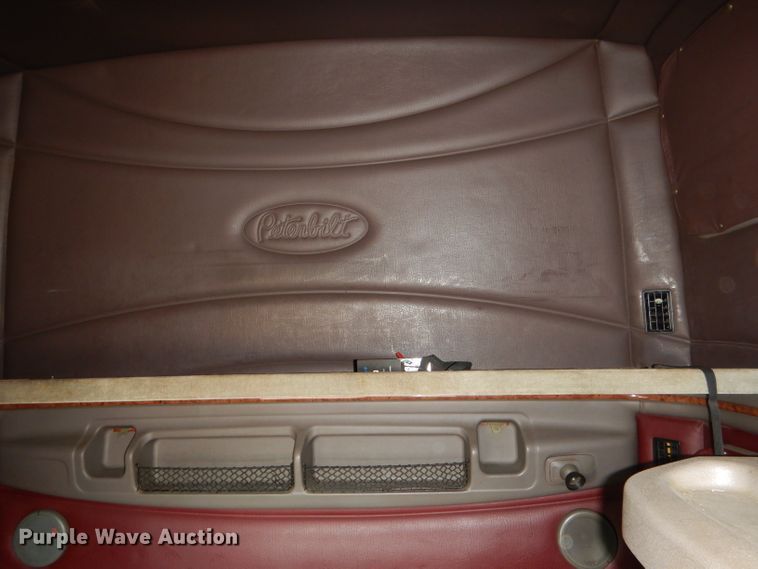 image for item DG5946 2007 Peterbilt 387 semi truck