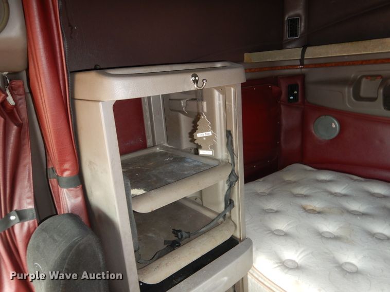 image for item DG5946 2007 Peterbilt 387 semi truck