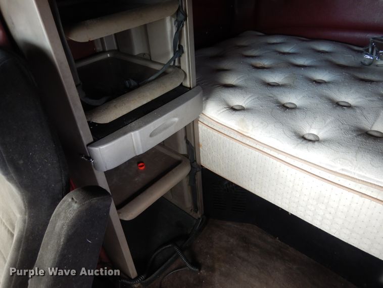 image for item DG5946 2007 Peterbilt 387 semi truck