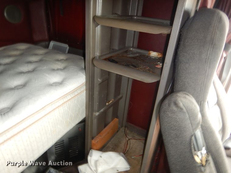 image for item DG5946 2007 Peterbilt 387 semi truck