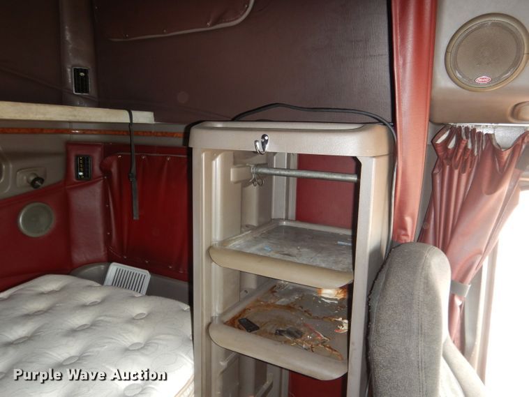 image for item DG5946 2007 Peterbilt 387 semi truck