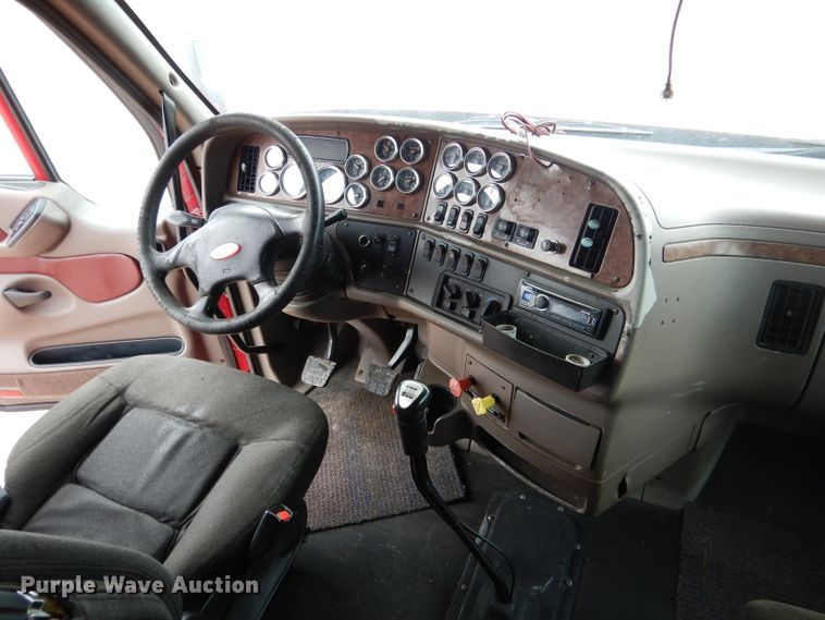 image for item DG5946 2007 Peterbilt 387 semi truck
