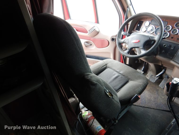 image for item DG5946 2007 Peterbilt 387 semi truck