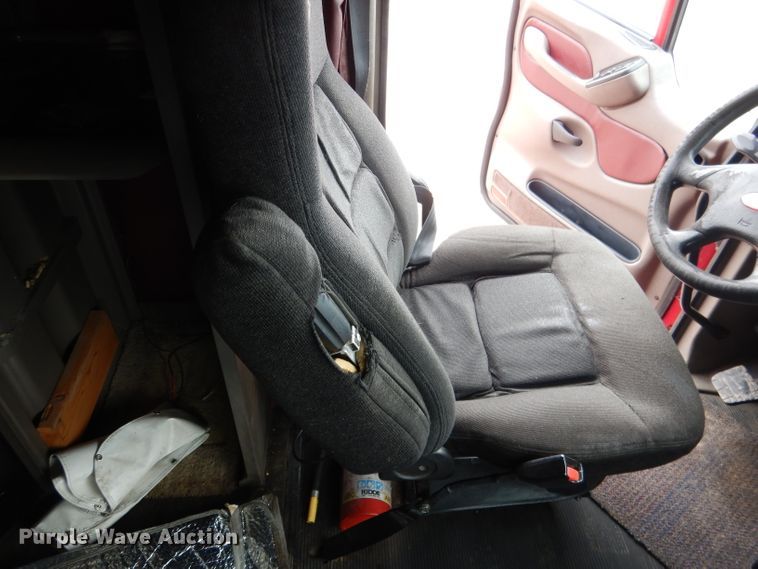 image for item DG5946 2007 Peterbilt 387 semi truck