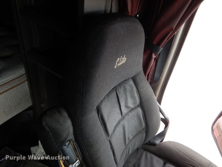 image for item DG5946 2007 Peterbilt 387 semi truck