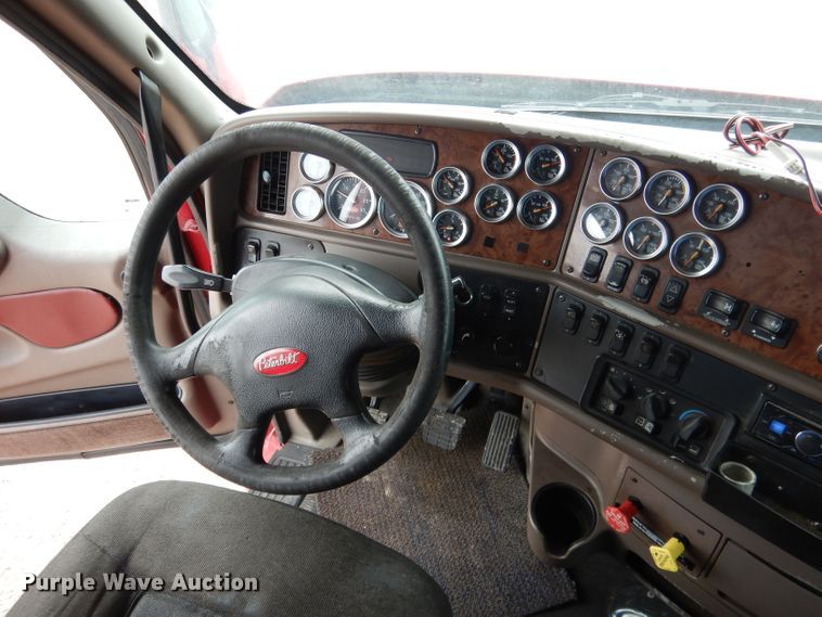 image for item DG5946 2007 Peterbilt 387 semi truck