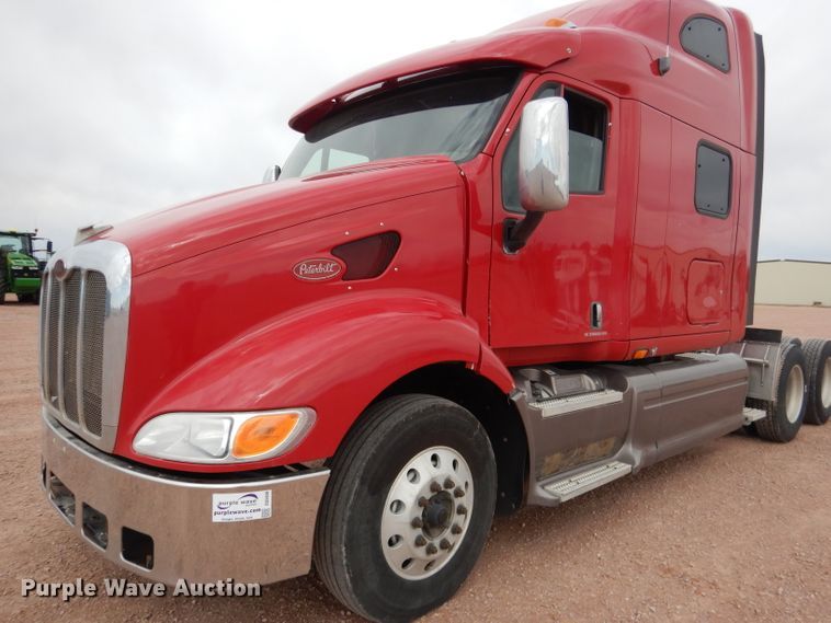 image for item DG5946 2007 Peterbilt 387 semi truck