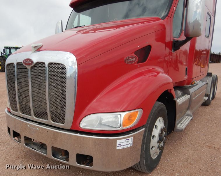 image for item DG5946 2007 Peterbilt 387 semi truck