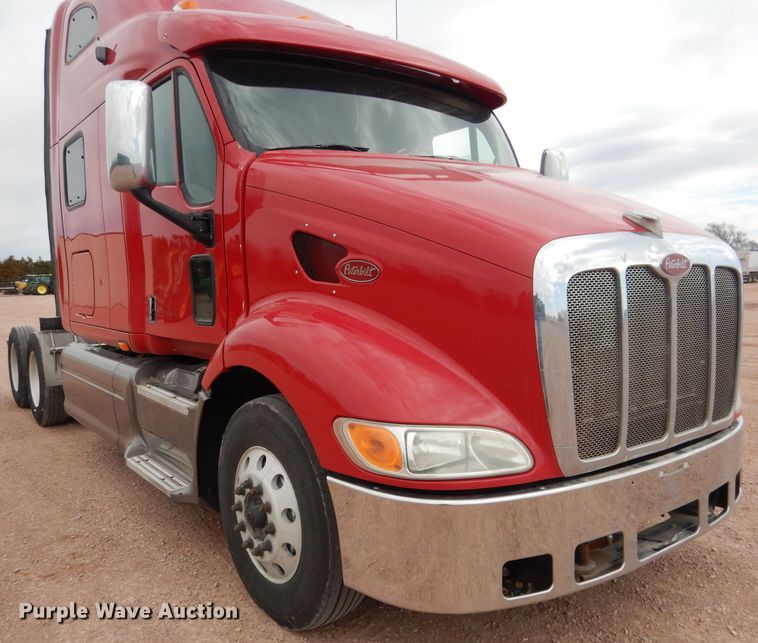image for item DG5946 2007 Peterbilt 387 semi truck