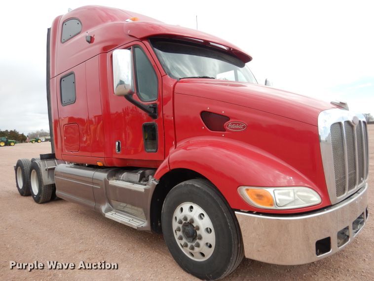 image for item DG5946 2007 Peterbilt 387 semi truck