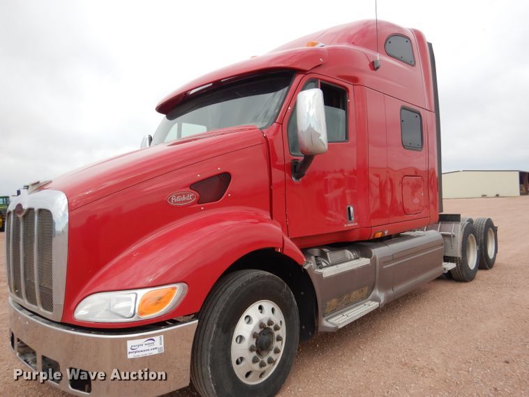 image for item DG5946 2007 Peterbilt 387 semi truck