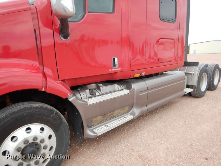 image for item DG5946 2007 Peterbilt 387 semi truck