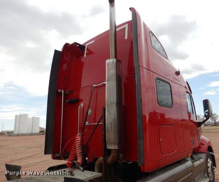 image for item DG5946 2007 Peterbilt 387 semi truck