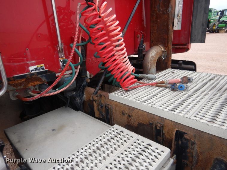 image for item DG5946 2007 Peterbilt 387 semi truck