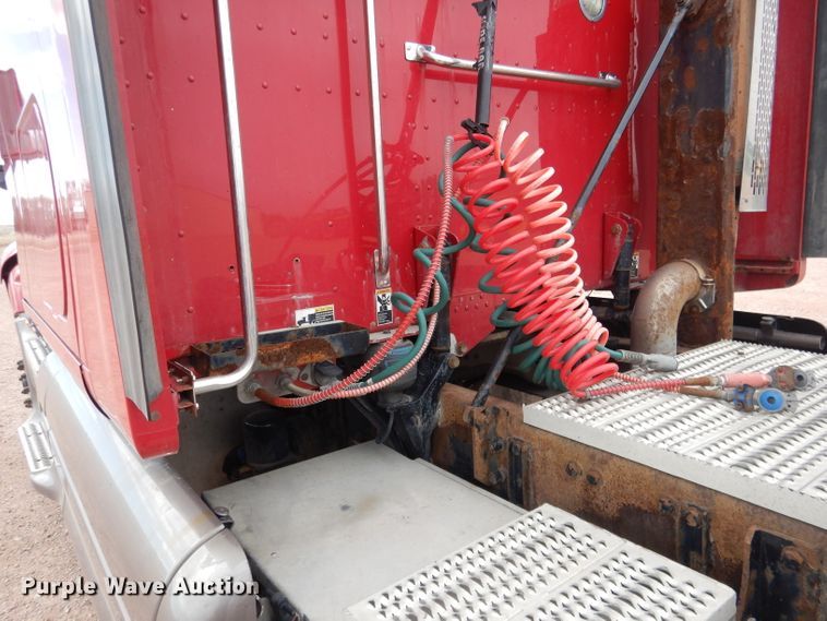 image for item DG5946 2007 Peterbilt 387 semi truck