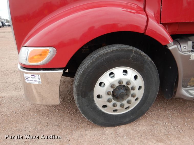 image for item DG5946 2007 Peterbilt 387 semi truck