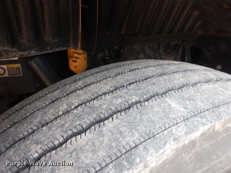 image for item DG5946 2007 Peterbilt 387 semi truck