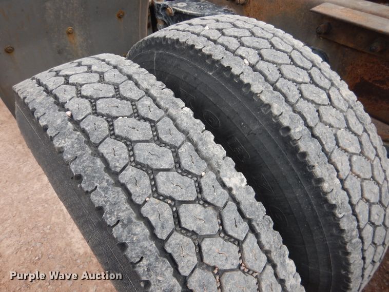 image for item DG5946 2007 Peterbilt 387 semi truck