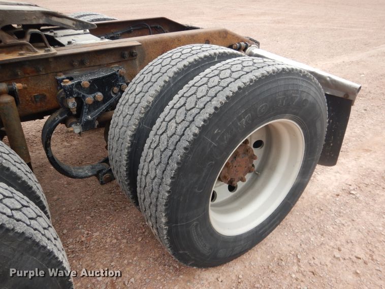 image for item DG5946 2007 Peterbilt 387 semi truck