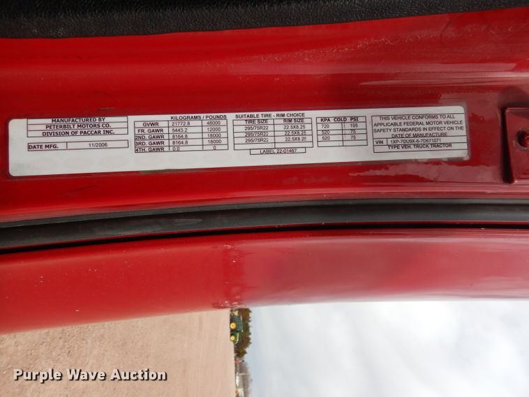 image for item DG5946 2007 Peterbilt 387 semi truck