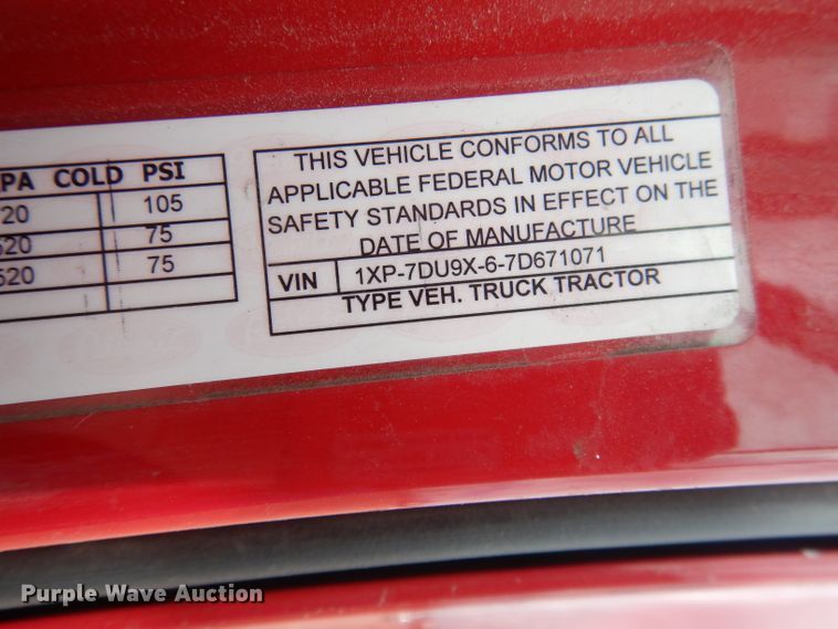 image for item DG5946 2007 Peterbilt 387 semi truck