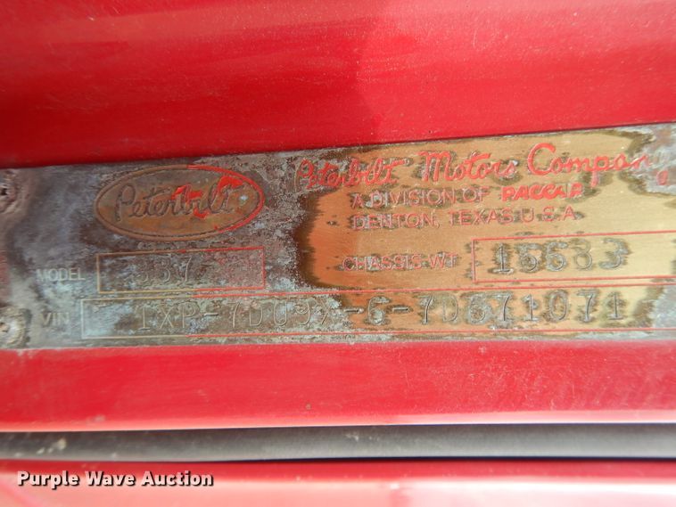 image for item DG5946 2007 Peterbilt 387 semi truck