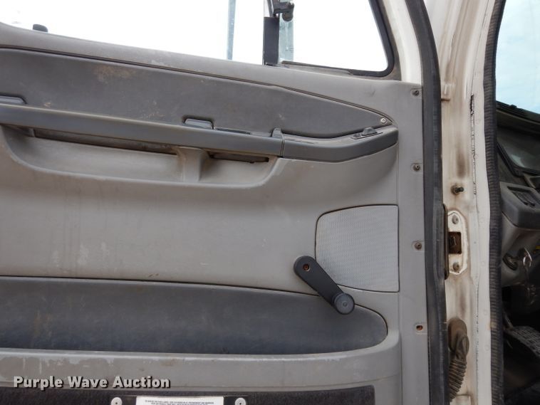 image for item DG6370 2006 Freightliner Columbia semi truck