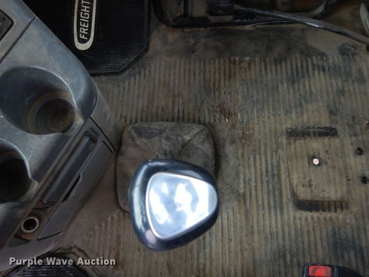 image for item DG6370 2006 Freightliner Columbia semi truck