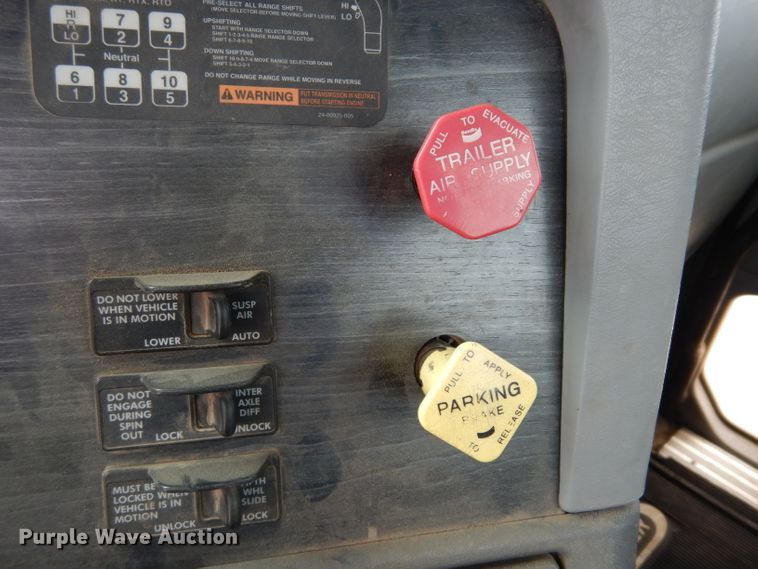 image for item DG6370 2006 Freightliner Columbia semi truck