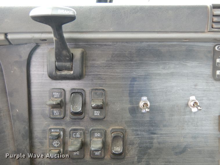 image for item DG6370 2006 Freightliner Columbia semi truck