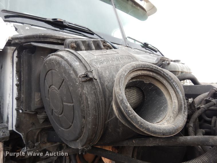 image for item DG6370 2006 Freightliner Columbia semi truck