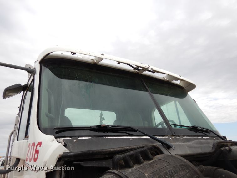 image for item DG6370 2006 Freightliner Columbia semi truck