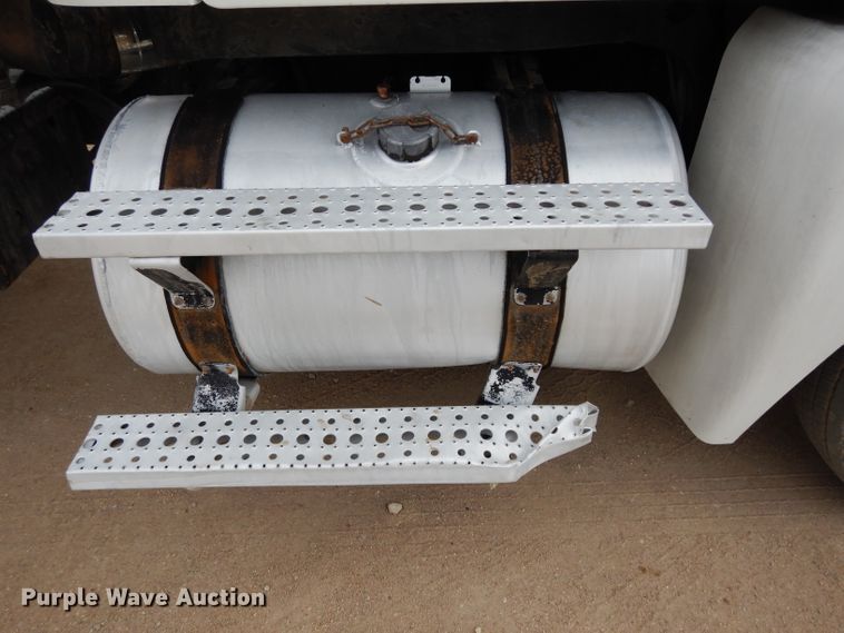 image for item DG6370 2006 Freightliner Columbia semi truck