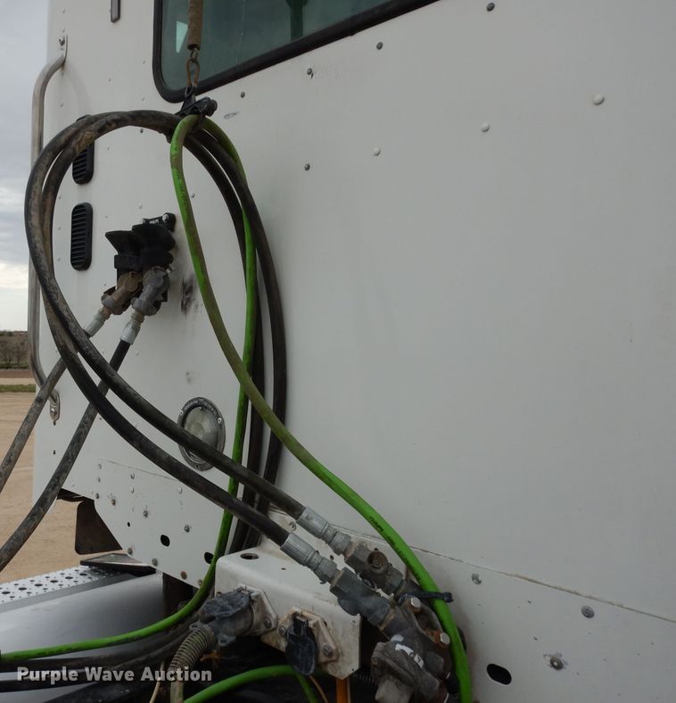 image for item DG6370 2006 Freightliner Columbia semi truck