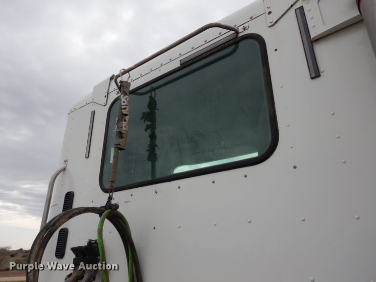 image for item DG6370 2006 Freightliner Columbia semi truck