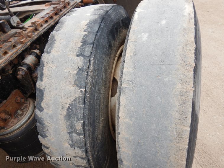 image for item DG6370 2006 Freightliner Columbia semi truck