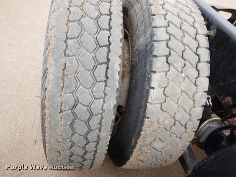 image for item DG6370 2006 Freightliner Columbia semi truck