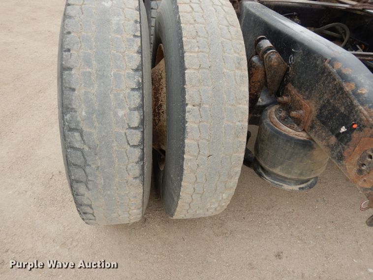 image for item DG6370 2006 Freightliner Columbia semi truck