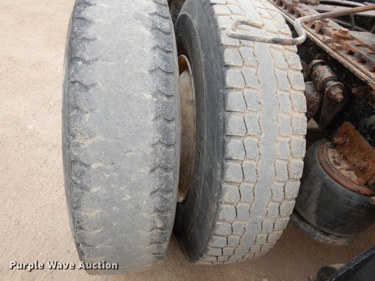 image for item DG6370 2006 Freightliner Columbia semi truck