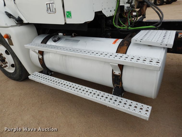 image for item DG6370 2006 Freightliner Columbia semi truck