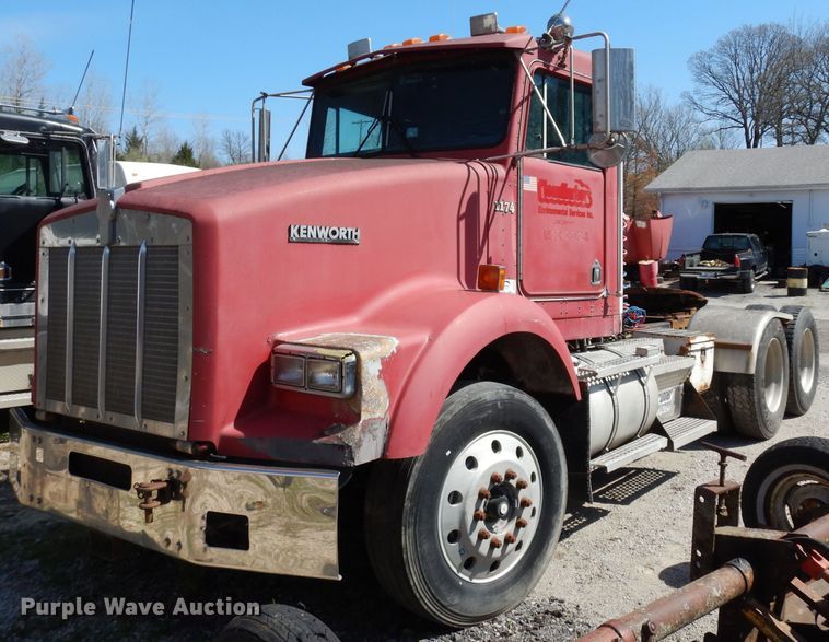 image for item DG6392 1996 Kenworth T800 semi truck