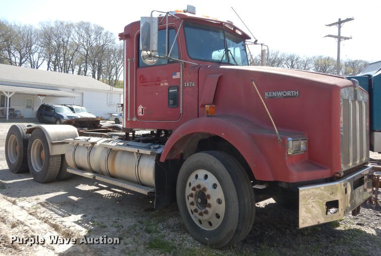 image for item DG6392 1996 Kenworth T800 semi truck