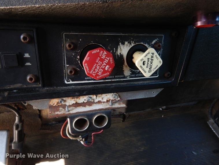 image for item DG6392 1996 Kenworth T800 semi truck